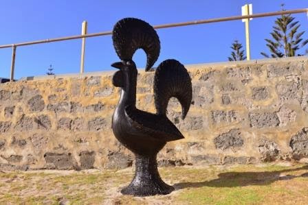 Beachgoers unite to eradicate scourge (Sculpture by the Sea 2014)