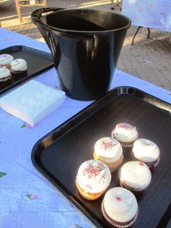How can a wrestler and a bucket help market cupcakes? (Perth Food Truck Rumble 2014: Eating Competition)